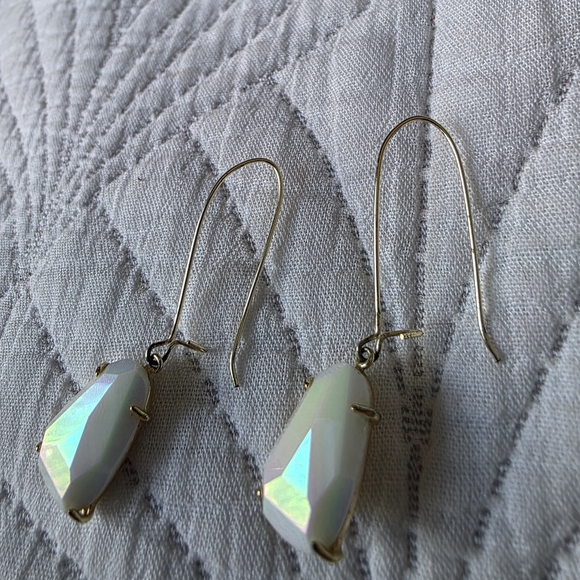 KENDRA SCOTT White Iridescent Drop Earrings - Picture 5 of 8